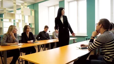 Los-estudiantes-y-una-profesora-durante-una-clase-en-un-aula