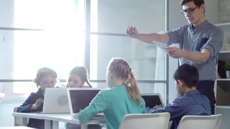 Children-Typing-on-Computer