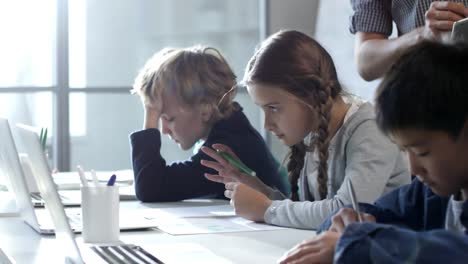 Estudiantes-diligentes-en-clase