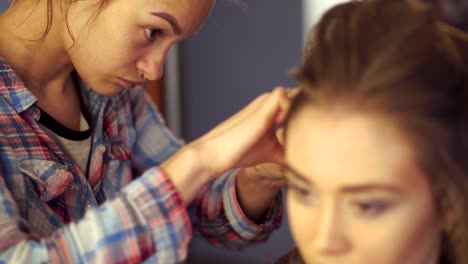 blonde-Stylist-Mädchen-macht-Frisur-zu-einer-jungen-Frau