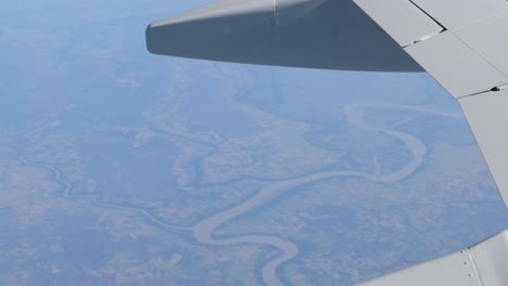 Paisaje-de-Asia.-Hermosas-cordilleras,-ríos,-la-bobina-verde-césped.-Vista-superior-de-un-avión.-Ala-de-un-avión-en-el-fondo-del-paisaje-de-la-tierra