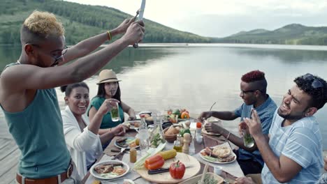 Amigos-disfrutando-de-comida