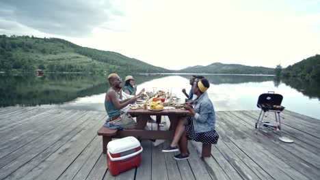 Sentado-en-la-mesa-con-amigos