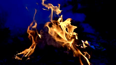 Slow-Motion-Feuer-Flamme-brennt-auf-dem-Sunset-ist-schön-dunkler-Hintergrund