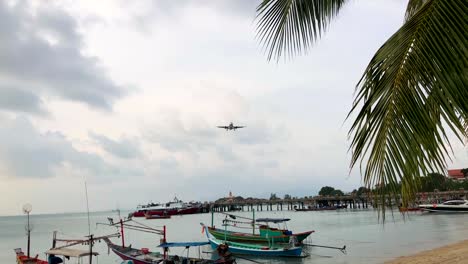 Flugzeug-fliegen-enger-über-den-Kopf-und-landet-in-der-Nähe-auf-der-Insel-Koh-Samui,-Thailand.