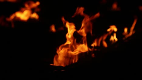 Closeup-de-llamas-ardiendo-sobre-fondo-negro