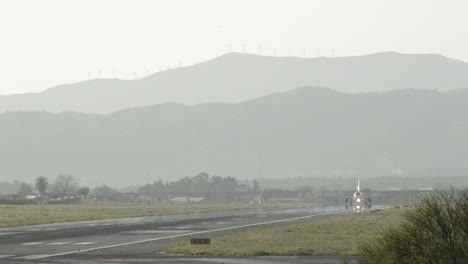 Avión-de-pasajeros-que-despegaba-de-la-pista-del-aeropuerto-de-al-atardecer