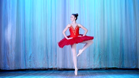 ensayo-del-ballet,-en-la-etapa-de-la-antigua-sala-de-teatro.-Joven-bailarina-de-ballet-rojo-tutu-y-pointe-zapatos,-baila-elegante-cierto-movimiento-de-ballet,-sissone-simple