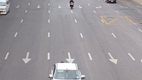 Blick-auf-Vibhavadi-Rangsit-Road-und-der-Verkehr-in-Bangkok-sind-viele-Autos-auf-den-Straßen-und-Gebäude-sind-entlang-der-Straße.