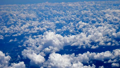 Video-Blick-vom-Flugzeugfenster-während-des-Fluges-durch-die-Wolke-und-Bluesky-im-Transportwesen-oder-Reisen-Sie-Konzept.