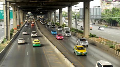 Blick-auf-Vibhavadi-Rangsit-Road-und-der-Verkehr-in-Bangkok-sind-viele-Autos-auf-den-Straßen-und-Gebäude-sind-entlang-der-Straße.