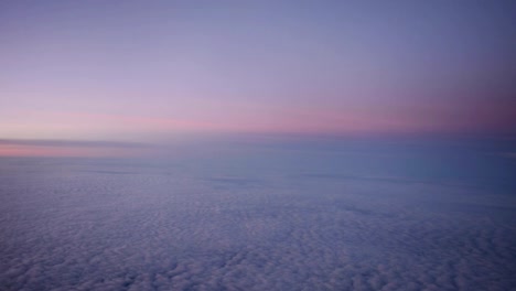 Nubes-púrpura-vistas-a-través-de-la-ventana-del-avión-a-reacción-en-la-puesta-de-sol.-HD-vídeo-alta-definición