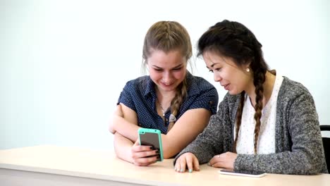 communication-friendship-girls-using-mobile-phone