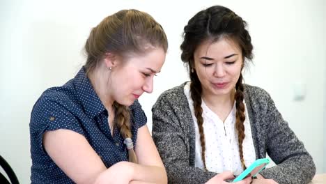 chicas-de-comunicación-de-estilo-de-vida-juvenil-chat-teléfono