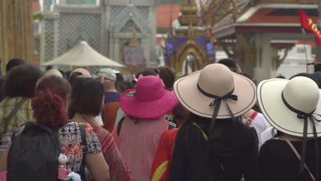 Bangkok-/-Tailandia---23-de-mayo-de-2018:-Turismo-en-Wat-Phra-Si-Rattana-Satsadaram-lenta-tiro