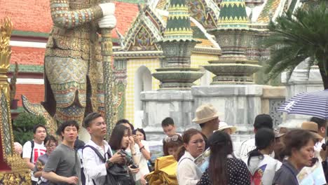 Bangkok-/-Thailand---23.-Mai-2018:-Tourist-am-Wat-Phra-Si-Rattana-Satsadaram-Zeitlupe-erschossen