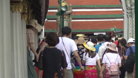 Bangkok-/-Tailandia---23-de-mayo-de-2018:-Turismo-en-Wat-Phra-Si-Rattana-Satsadaram-lenta-tiro