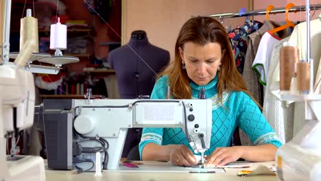 Sastre-mujer-trabajando-en-taller-de-confección.