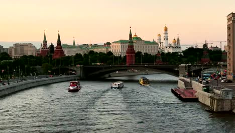 Moscow-Kremlin-and-Moscow-River-in-the-evening,-Russia