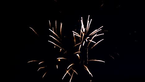 Fuegos-artificiales-en-la-ciudad-de-fiesta-del-día,-grandes-explosiones-de-saludo-en-el-cielo-nocturno.-Fuera-de-foco