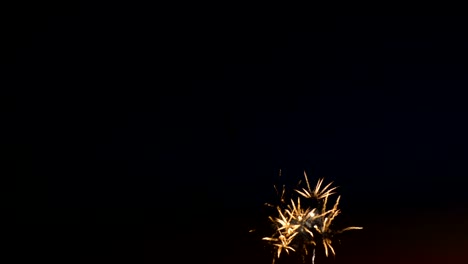 Hermosos-fuegos-artificiales-en-la-ciudad-de-fiesta-del-día,-grandes-ráfagas-de-saludo-en-el-cielo-nocturno