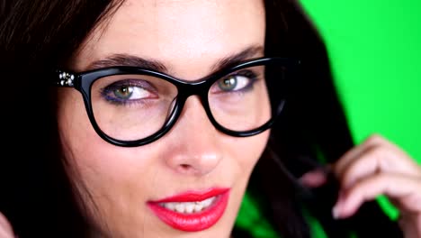 Grüner-Hintergrund,-Chromeakey.-Porträt-einer-sexy-Brünette-Frau-mit-roten-Lippen,-in-stilvollen-Gläsern,-Brille,-bewegt-sich-erotisch,-spielerisch,-sexuell-Blick-in-die-Kamera,-posiert-im-studio