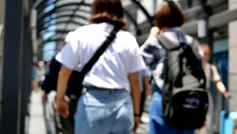 Anonymen-Schar-von-Menschen-zu-Fuß-auf-den-Weg-in-der-Rush-Hour-am-Bahnhof-in-Osaka,-Japan