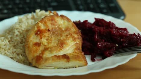 Cena-en-mesa-y-ordenador-teclado