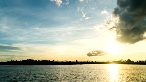 Timelapse-colorful-dramatic-sky-with-cloud-at-sunset