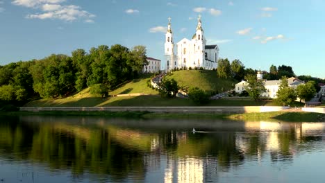 Vitebsk,-Bielorrusia.-Iglesia-Asunción-de-la-Catedral,-Ayuntamiento,-Iglesia-de-la-resurrección-de-Cristo-y-el-río-Dvina-en-día-soleado-de-verano.-Pan,-Panorama