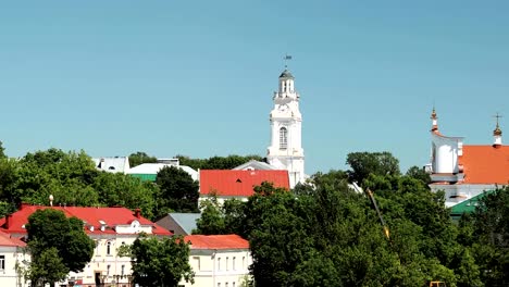 Vitebsk,-Belarus.-Town-Hall-And-Church-Of-Resurrection-Of-Christ-In-Sunny-Summer-Day.-Zoom,-Zoom-In