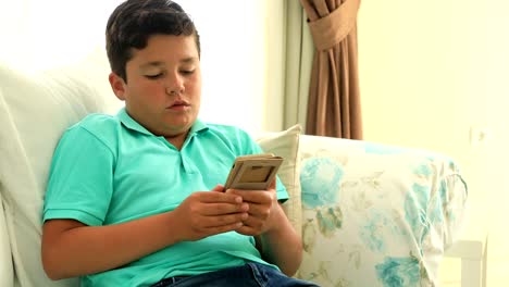 Junge-mit-Smartphone-zu-Hause
