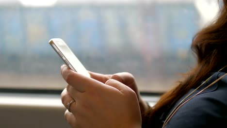 Mujer-con-el-teléfono-en-el-tren-en-camara-lenta-de-4-k