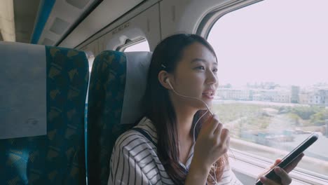 Mujer-con-smartphone-en-tren