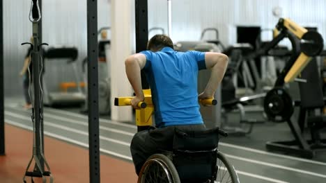 Menschen-mit-körperlicher-Behinderung-tun-Dips