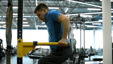 Paraplegic-Man-Doing-Dips