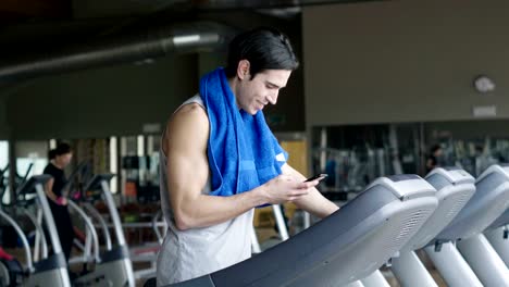 Un-chico-sin-camiseta-en-el-gimnasio,-entrena-su-cuerpo-para-mantenerse-en-forma-y-han-definido-los-músculos.-El-atleta-provoca-fatiga-y-cargas-pesadas.