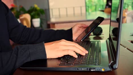 Woman-hand-using-laptop.