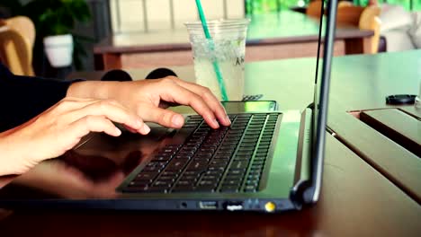 Woman-hand-using-laptop.