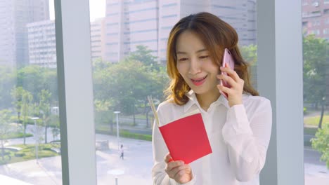 Pretty-asian-businesswoman-working