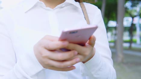 Pretty-asian-businesswoman-working