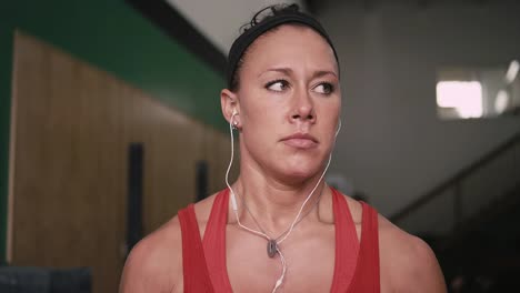 Acercamiento-de-un-ajuste-mujer-joven-haciendo-pesa-chinos-en-un-pequeño-gimnasio