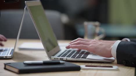 Escribiendo-en-el-teclado-de-la-computadora-portátil