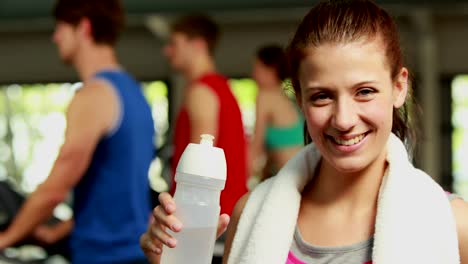 Fit-Frau-trinkt-aus-Flasche-Wasser