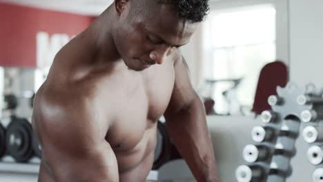 Bodybuilder-im-Fitnessstudio-Bizeps-Curl-ausführen