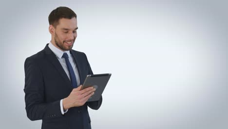 Tiro-medio-de-un-hombre-de-negocios-sonriente-usando-Tablet-Computer.-Un-tiro-sobre-un-fondo-blanco.