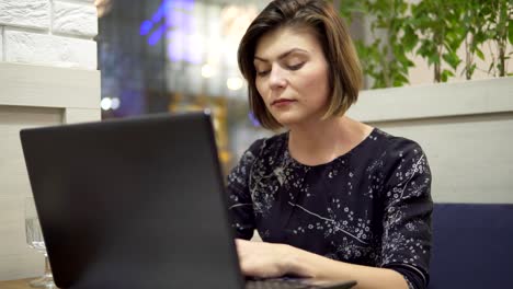 Frau-arbeitet-auf-ihrem-Laptop-während-ihrer-Pause