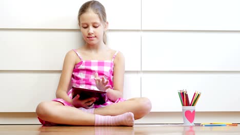 Little-girl-with-tablet-PC.