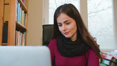 Frau-zu-Hause-auf-Laptop-Computer-arbeiten