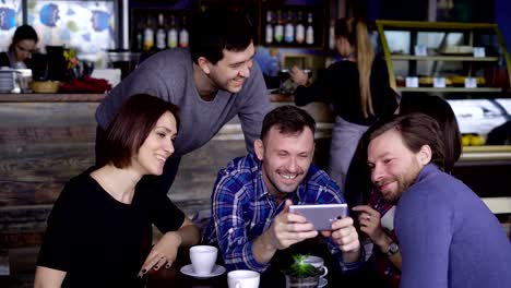 Attraktive-Jungs-und-Mädchen-im-Café-tun-Selfie-am-Telefon.-Eine-Gesellschaft-von-Freunden-ist-für-soziale-Netzwerke-zusammen-fotografiert.-Studenten-der-Designer-haben-einen-Tag-frei